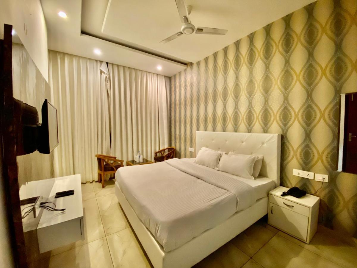 Hotel Hollywood - Family Hotel Zirakpur 외부 사진