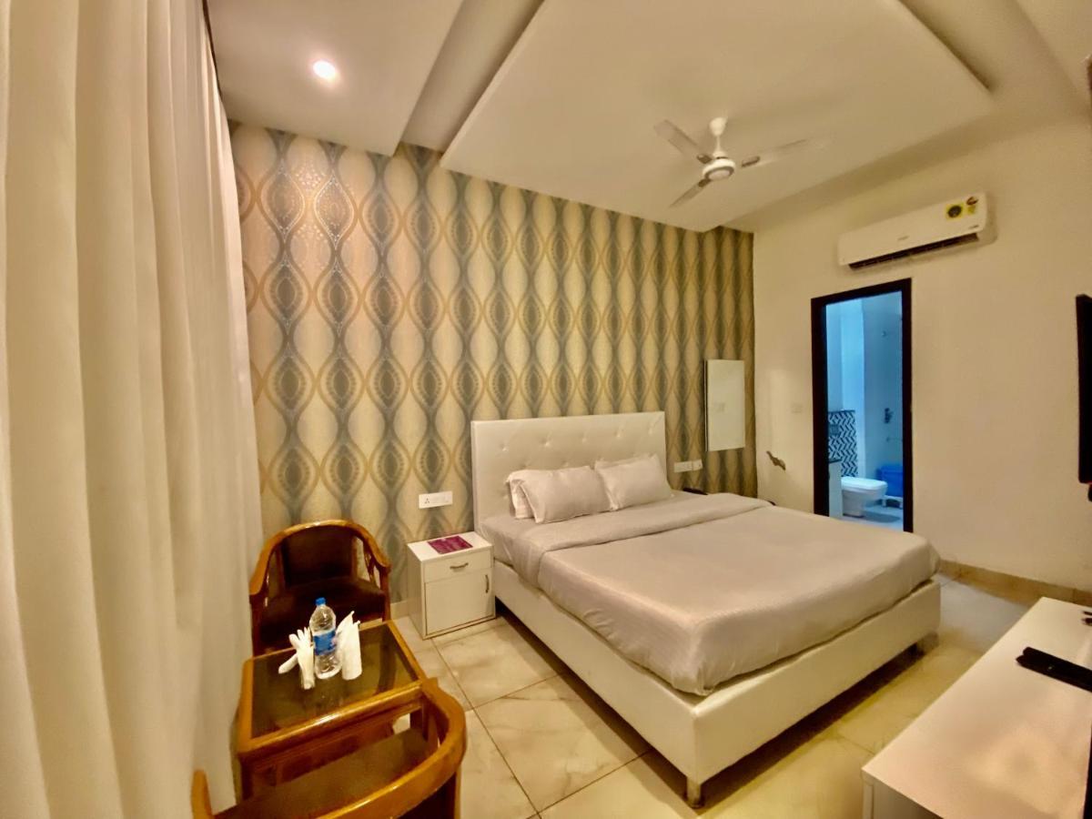 Hotel Hollywood - Family Hotel Zirakpur 외부 사진