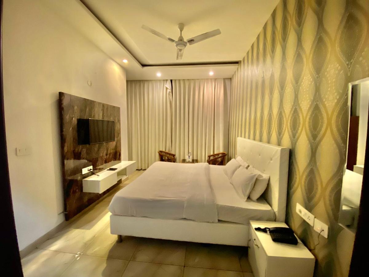 Hotel Hollywood - Family Hotel Zirakpur 외부 사진