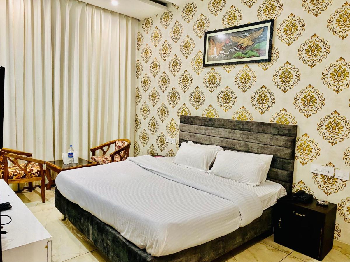 Hotel Hollywood - Family Hotel Zirakpur 외부 사진