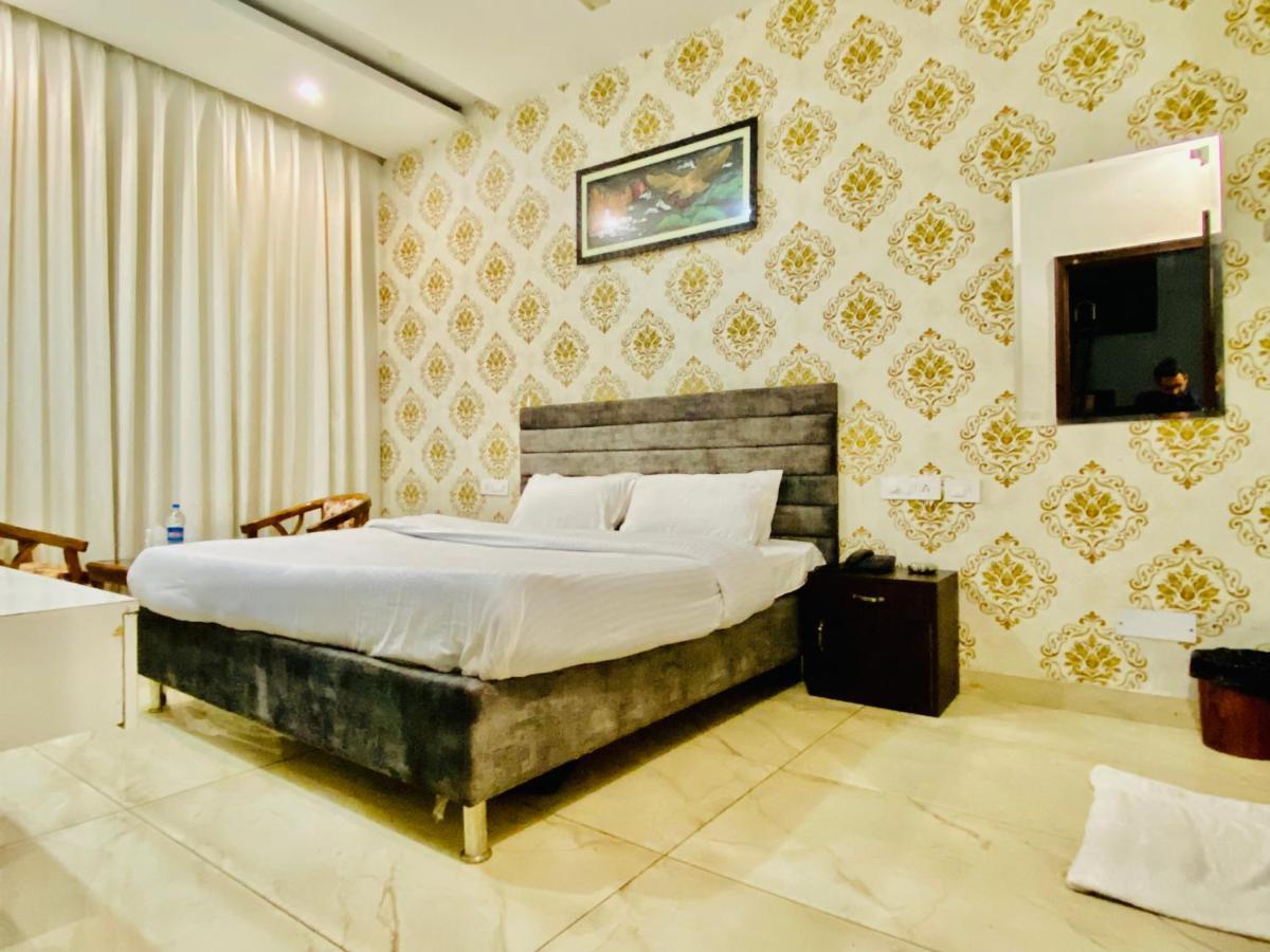 Hotel Hollywood - Family Hotel Zirakpur 외부 사진