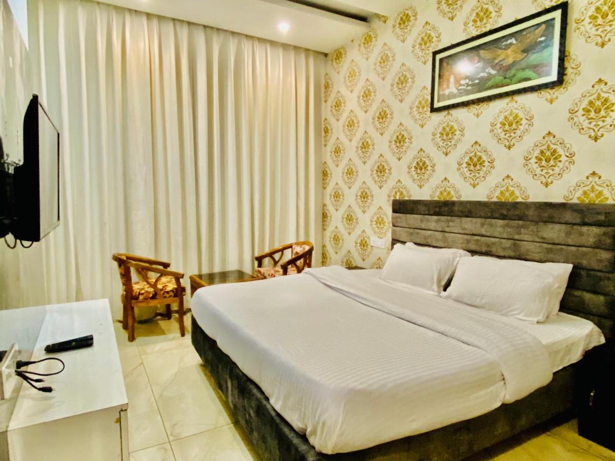 Hotel Hollywood - Family Hotel Zirakpur 외부 사진