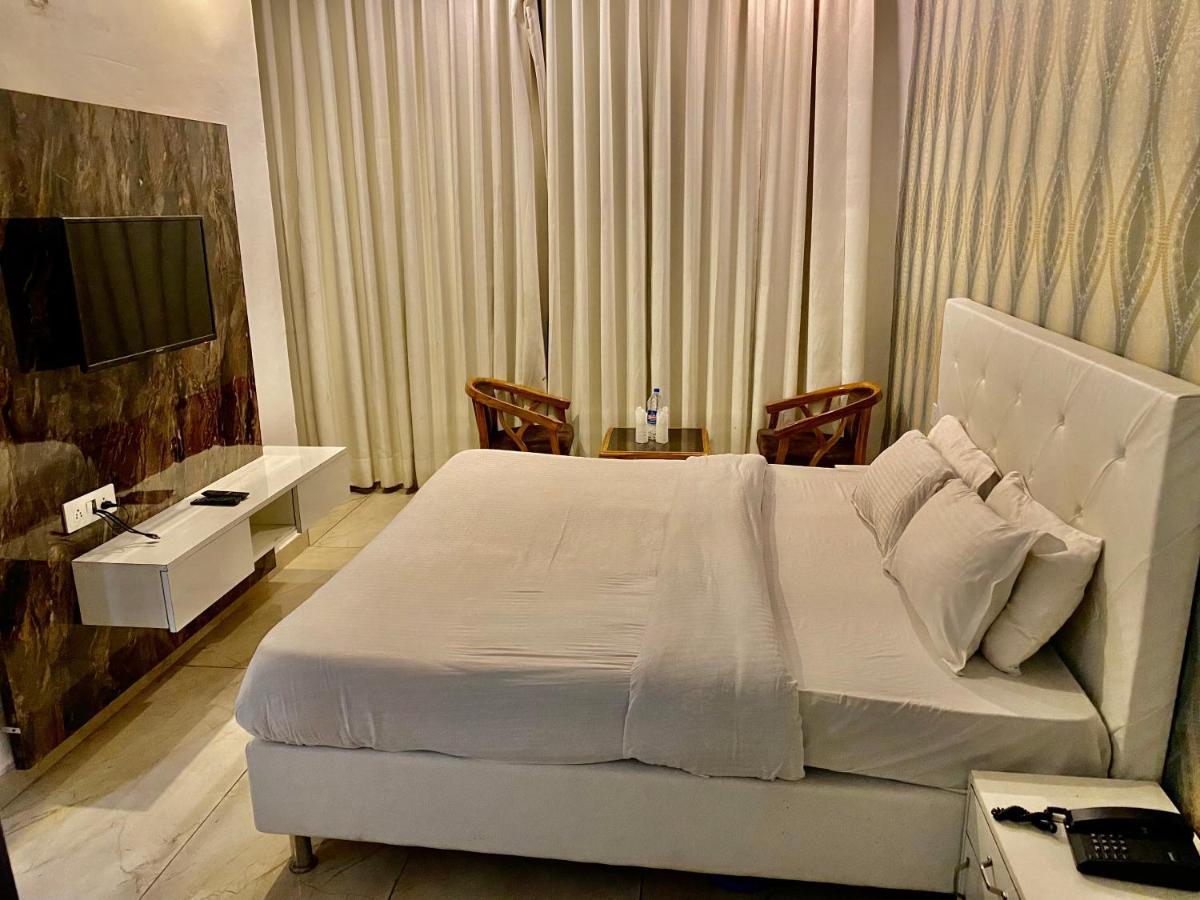 Hotel Hollywood - Family Hotel Zirakpur 외부 사진