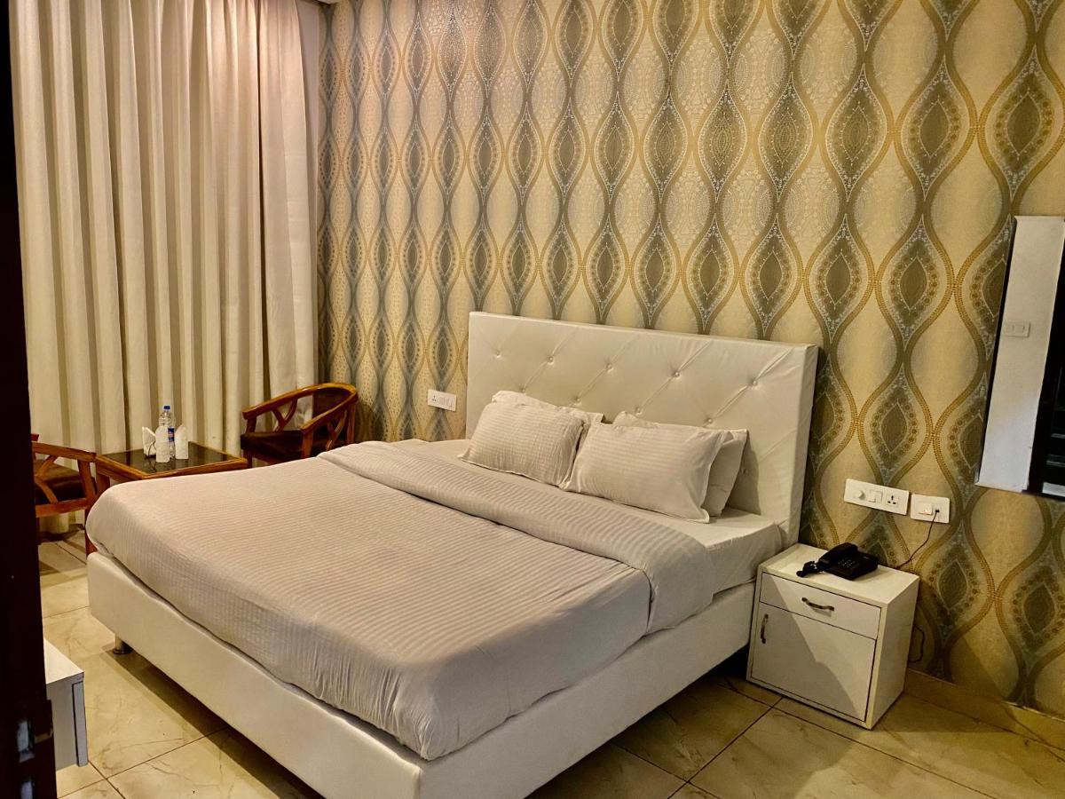 Hotel Hollywood - Family Hotel Zirakpur 외부 사진