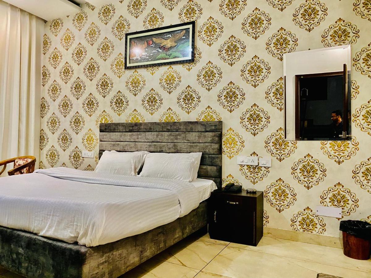 Hotel Hollywood - Family Hotel Zirakpur 외부 사진