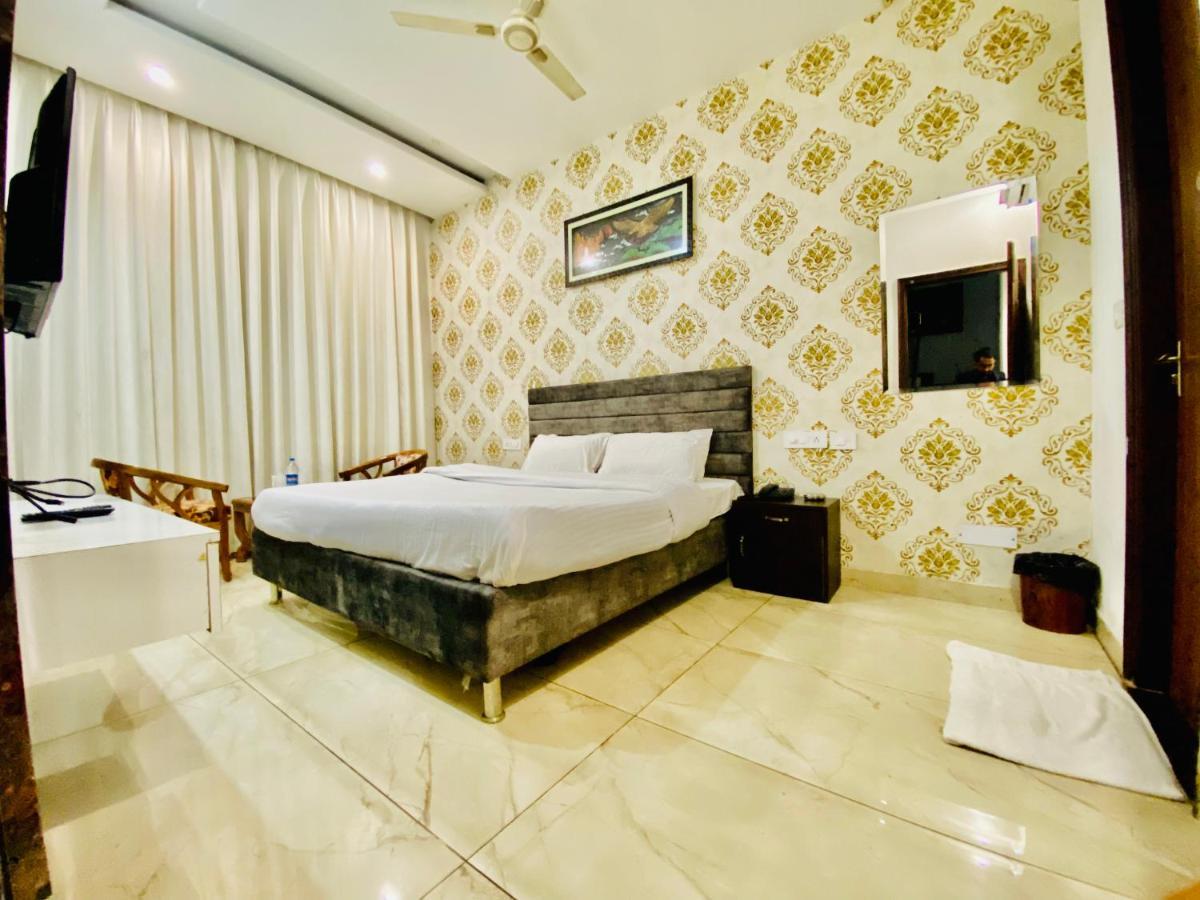 Hotel Hollywood - Family Hotel Zirakpur 외부 사진