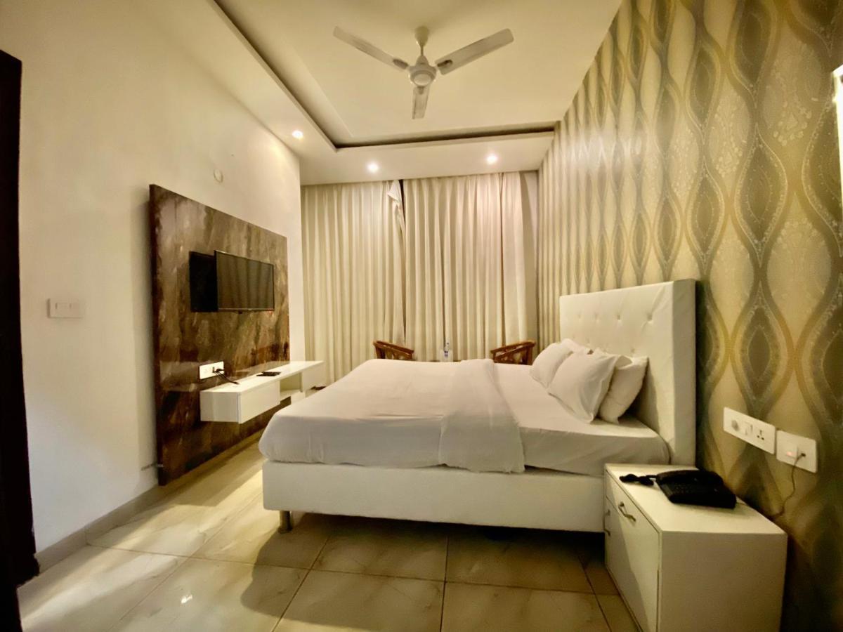 Hotel Hollywood - Family Hotel Zirakpur 외부 사진