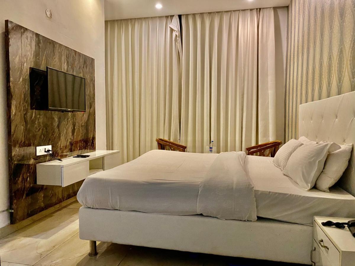 Hotel Hollywood - Family Hotel Zirakpur 외부 사진
