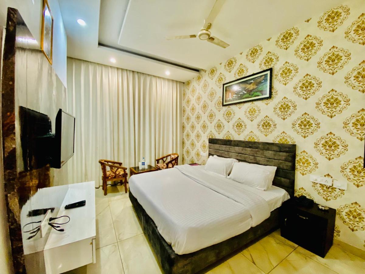 Hotel Hollywood - Family Hotel Zirakpur 외부 사진