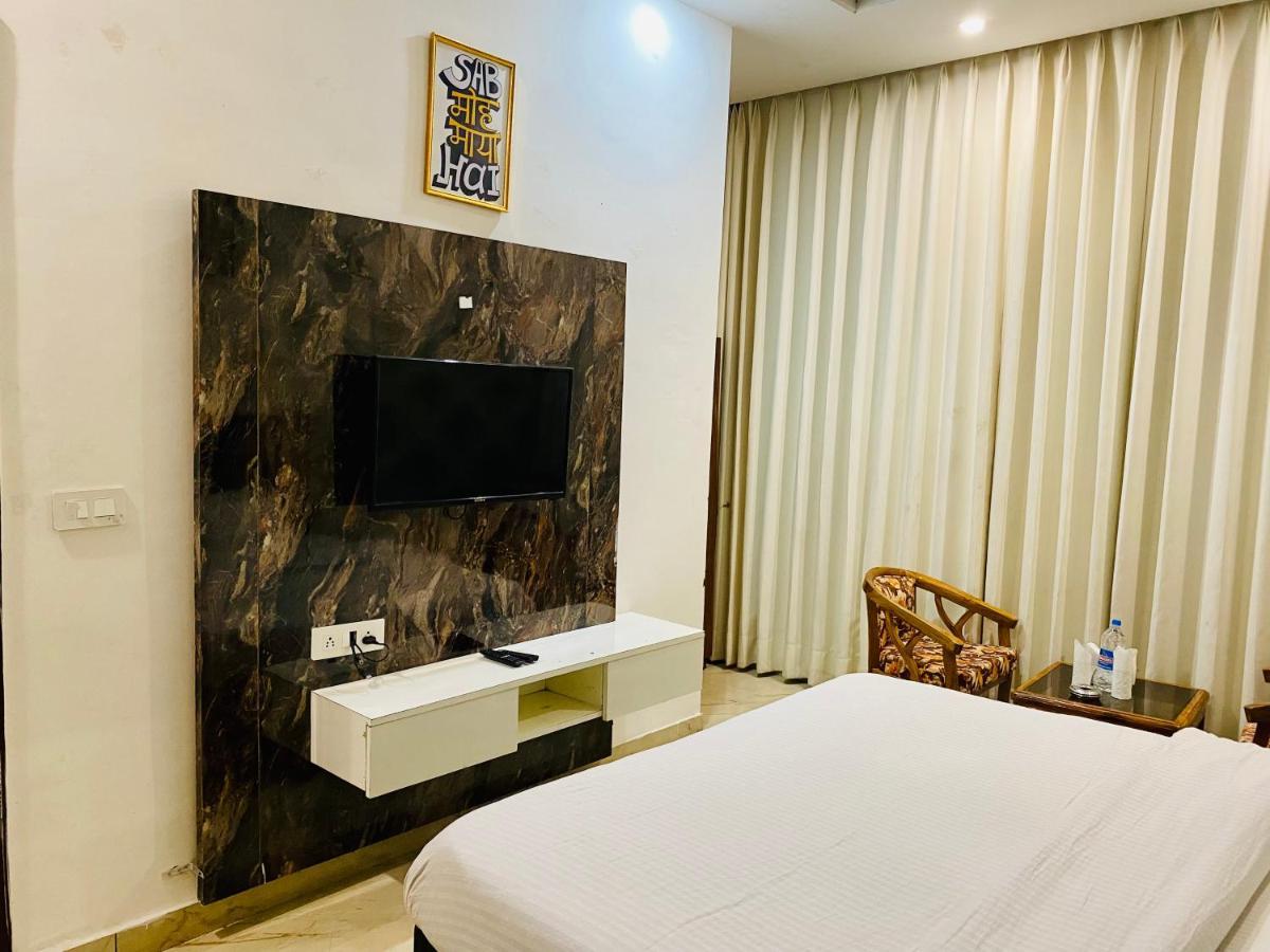 Hotel Hollywood - Family Hotel Zirakpur 외부 사진