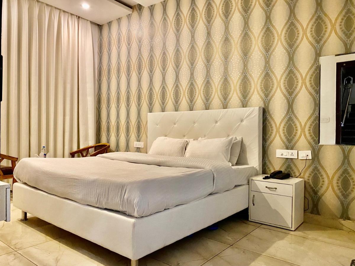 Hotel Hollywood - Family Hotel Zirakpur 외부 사진