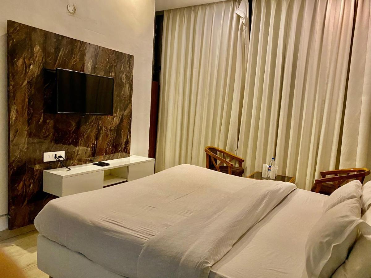 Hotel Hollywood - Family Hotel Zirakpur 외부 사진
